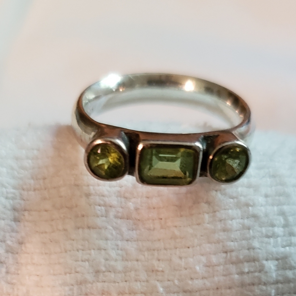 SS with peridot Stones ring